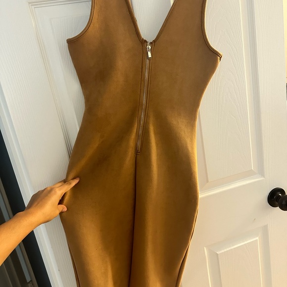 Elegant Tan/ Sleeveless Dress (Fall outfit) - Picture 2 of 2